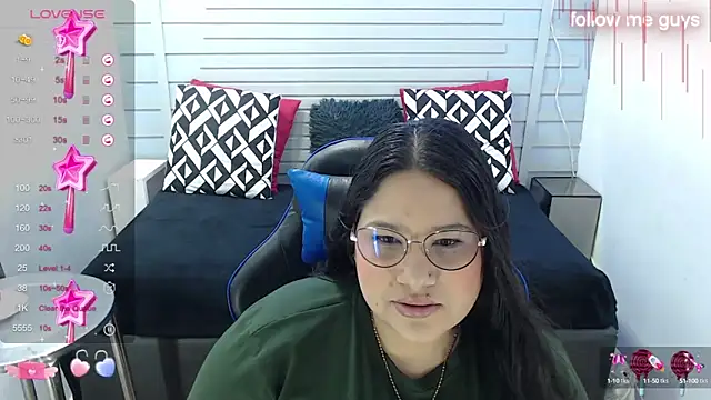 Snapshot of evelin_zaens chatting on January 2025 03:52:02 AM evelin zaens online show from January 2025 03:52:02 AM