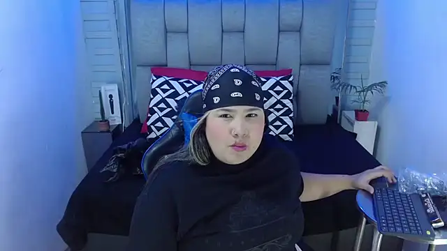 evelin zaens online show from November 2025 04:22:02 AM