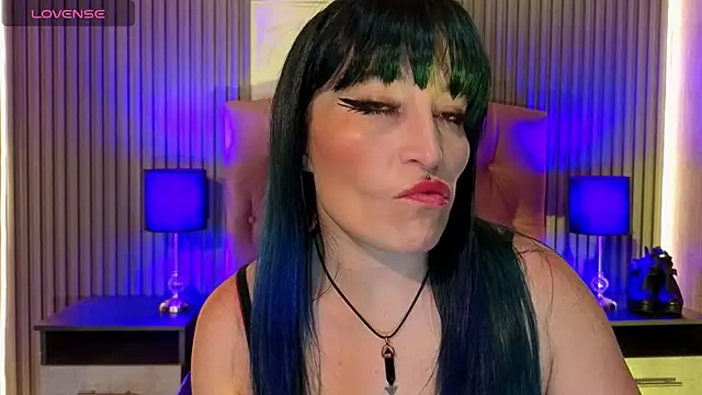 alicia moom online show from June 2026 08:33:01 PM