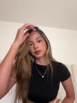 Snapshot of Bella_cutte_ chatting on November 2025 10:53:02 PM Bella cutte online show from November 2025 10:53:02 PM