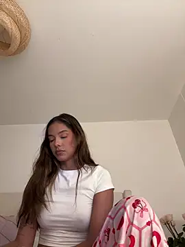 Snapshot of Bella_cutte_ chatting on December 2025 11:10:01 PM Bella cutte online show from December 2025 11:10:01 PM