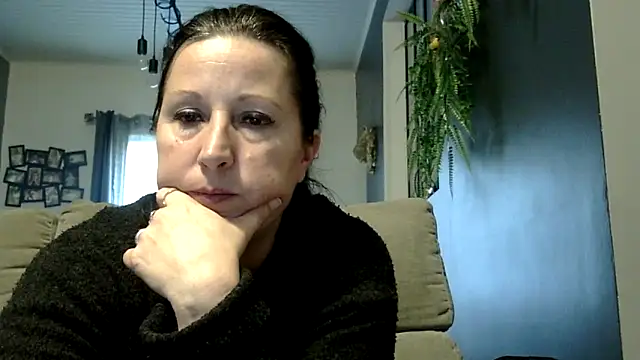 Snapshot of feline27 chatting on February 2026 05:02:01 PM feline27 online show from February 2026 05:02:01 PM