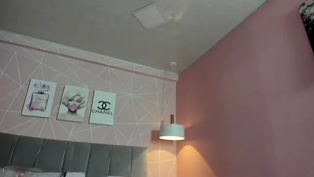 dolly zoe online show from October 2025 04:33:01 AM