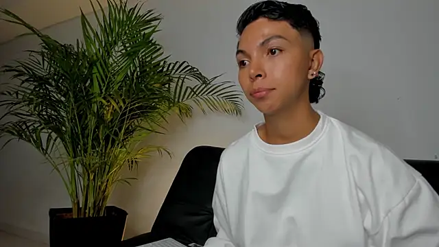 Snapshot of xhenisa_ chatting on February 2026 09:46:02 PM xhenisa online show from February 2026 09:46:02 PM