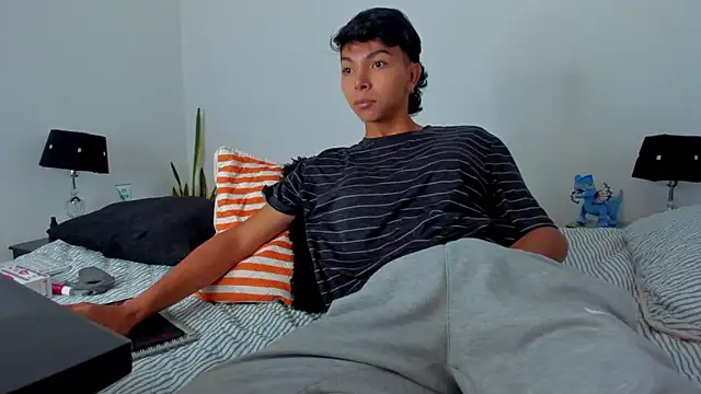 xhenisa  online show from March 2026 04:14:01 PM