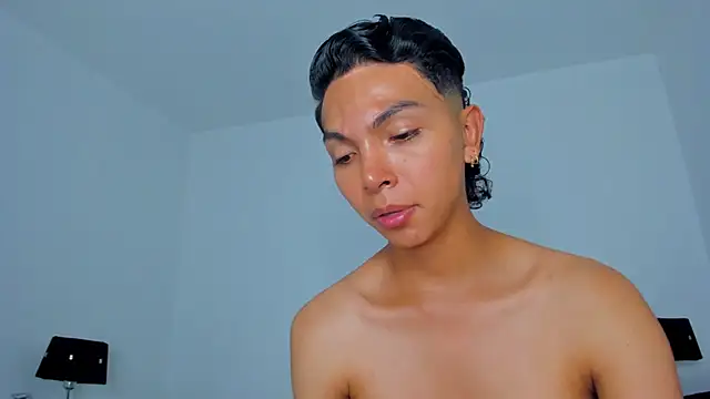 xhenisa  online show from April 2026 08:32:02 PM