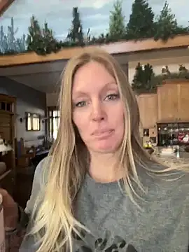 Snapshot of ItsDanniG chatting on December 2024 03:59:01 PM ItsDanniG online show from December 2024 03:59:01 PM