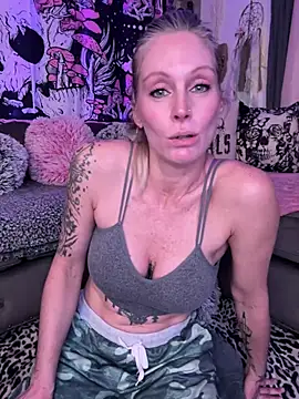 Snapshot of ItsDanniG chatting on February 2025 06:36:02 PM ItsDanniG online show from February 2025 06:36:02 PM