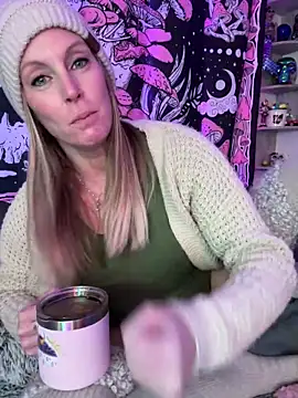 Snapshot of ItsDanniG chatting on March 2025 04:52:02 PM ItsDanniG online show from March 2025 04:52:02 PM