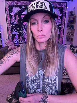 Snapshot of ItsDanniG chatting on March 2025 06:08:02 PM ItsDanniG online show from March 2025 06:08:02 PM