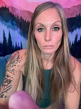 Snapshot of ItsDanniG chatting on November 2025 08:49:01 PM ItsDanniG online show from November 2025 08:49:01 PM