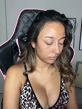 Snapshot of DianaHopson chatting on February 2025 10:37:02 AM DianaHopson online show from February 2025 10:37:02 AM