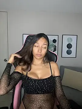 Snapshot of DianaHopson chatting on February 2025 11:06:02 PM DianaHopson online show from February 2025 11:06:02 PM