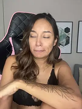 Snapshot of DianaHopson chatting on February 2025 06:05:02 PM DianaHopson online show from February 2025 06:05:02 PM