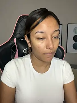 Snapshot of DianaHopson chatting on February 2025 11:17:02 AM DianaHopson online show from February 2025 11:17:02 AM