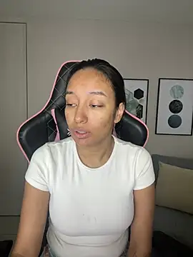 Snapshot of DianaHopson chatting on February 2025 11:16:02 AM DianaHopson online show from February 2025 11:16:02 AM