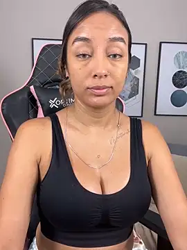 Snapshot of DianaHopson chatting on February 2025 11:22:01 PM DianaHopson online show from February 2025 11:22:01 PM