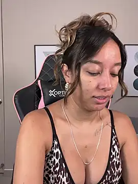 Snapshot of DianaHopson chatting on March 2025 11:05:01 PM DianaHopson online show from March 2025 11:05:01 PM