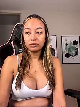 Snapshot of DianaHopson chatting on September 2025 10:26:02 AM DianaHopson online show from September 2025 10:26:02 AM