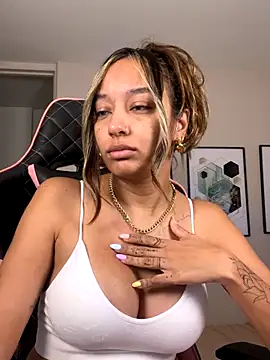 Snapshot of DianaHopson chatting on September 2025 10:38:02 AM DianaHopson online show from September 2025 10:38:02 AM