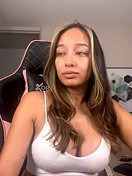 Snapshot of DianaHopson chatting on September 2025 12:03:02 AM DianaHopson online show from September 2025 12:03:02 AM