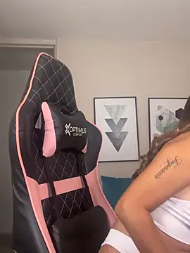 Snapshot of DianaHopson chatting on September 2025 12:14:01 AM DianaHopson online show from September 2025 12:14:01 AM