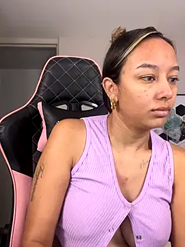 Snapshot of DianaHopson chatting on October 2025 10:43:02 AM DianaHopson online show from October 2025 10:43:02 AM