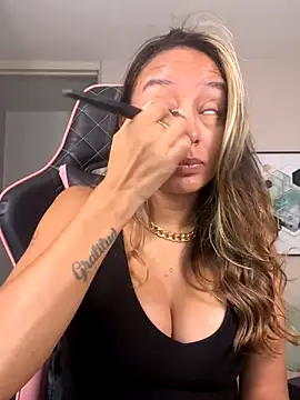 Snapshot of DianaHopson chatting on October 2025 11:06:01 AM DianaHopson online show from October 2025 11:06:01 AM