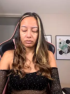 Snapshot of DianaHopson chatting on October 2025 11:07:01 AM DianaHopson online show from October 2025 11:07:01 AM