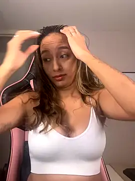 Snapshot of DianaHopson chatting on October 2025 11:35:01 PM DianaHopson online show from October 2025 11:35:01 PM