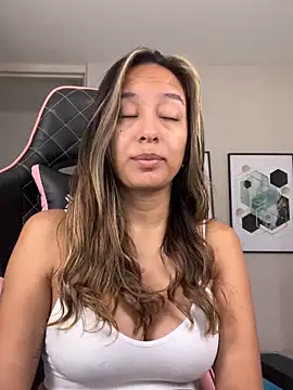 Snapshot of DianaHopson chatting on October 2025 11:41:02 AM DianaHopson online show from October 2025 11:41:02 AM