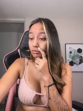 Snapshot of DianaHopson chatting on October 2025 11:29:02 AM DianaHopson online show from October 2025 11:29:02 AM