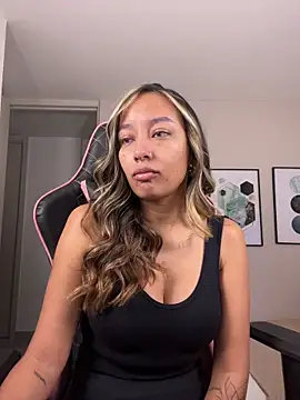 Snapshot of DianaHopson chatting on October 2025 10:05:02 AM DianaHopson online show from October 2025 10:05:02 AM