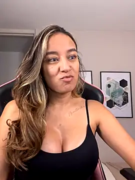 Snapshot of DianaHopson chatting on October 2025 01:28:01 AM DianaHopson online show from October 2025 01:28:01 AM