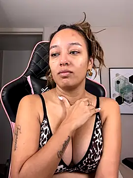 Snapshot of DianaHopson chatting on October 2025 10:25:01 AM DianaHopson online show from October 2025 10:25:01 AM