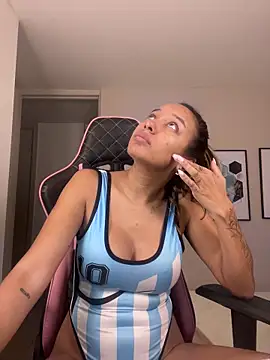 Snapshot of DianaHopson chatting on October 2025 10:16:02 AM DianaHopson online show from October 2025 10:16:02 AM