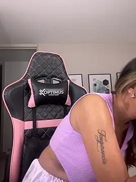 Snapshot of DianaHopson chatting on November 2025 11:34:02 AM DianaHopson online show from November 2025 11:34:02 AM