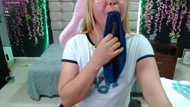 Snapshot of rose_meyer chatting on December 2024 09:35:01 PM rose meyer online show from December 2024 09:35:01 PM