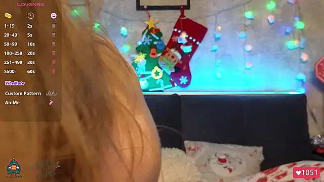 Snapshot of Vikki_White chatting on December 2024 01:40:02 AM Vikki White online show from December 2024 01:40:02 AM