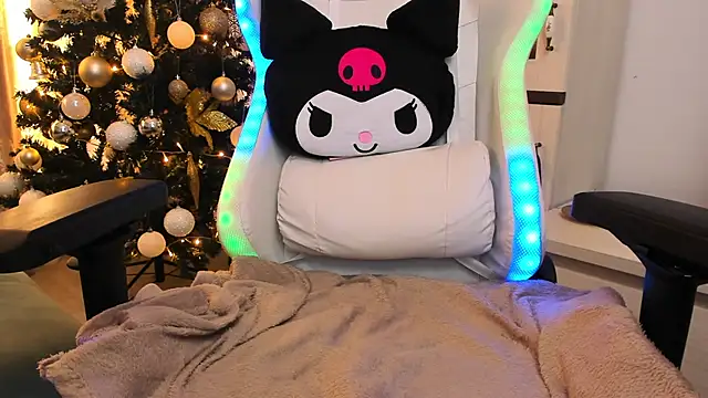 Snapshot of EveEvian chatting on December 2024 10:42:02 AM EveEvian online show from December 2024 10:42:02 AM