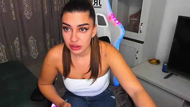 Snapshot of EveEvian chatting on January 2025 03:24:01 PM EveEvian online show from January 2025 03:24:01 PM