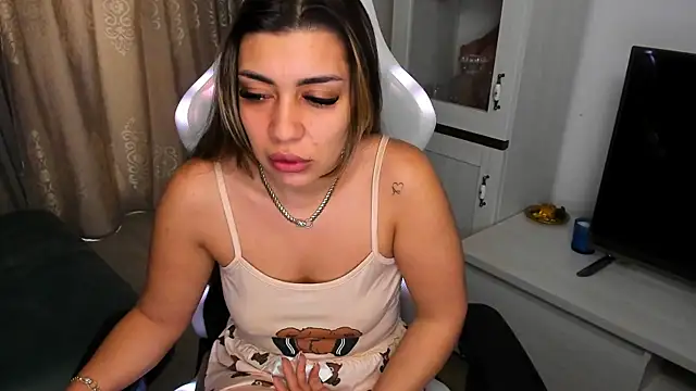 Snapshot of EveEvian chatting on January 2025 10:52:02 AM EveEvian online show from January 2025 10:52:02 AM