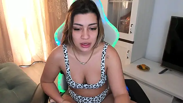 Snapshot of EveEvian chatting on February 2025 11:42:02 AM EveEvian online show from February 2025 11:42:02 AM