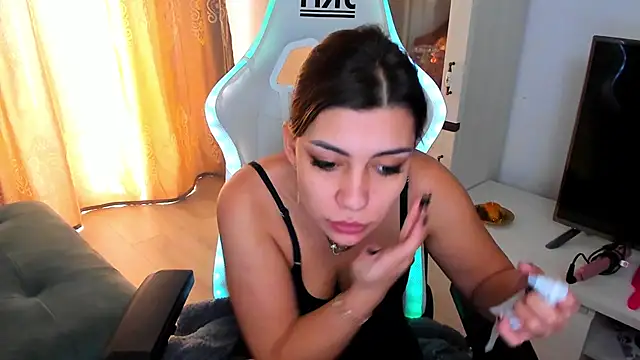 Snapshot of EveEvian chatting on February 2025 11:11:02 AM EveEvian online show from February 2025 11:11:02 AM