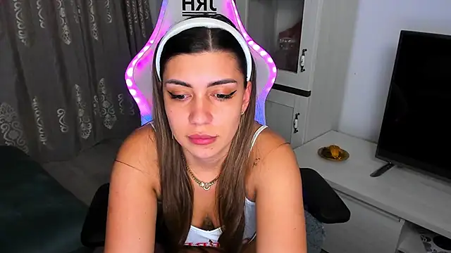 Snapshot of EveEvian chatting on February 2025 08:22:01 PM EveEvian online show from February 2025 08:22:01 PM