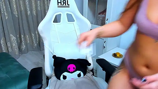 Snapshot of EveEvian chatting on February 2025 06:42:01 PM EveEvian online show from February 2025 06:42:01 PM