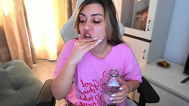 Snapshot of EveEvian chatting on March 2025 01:18:01 PM EveEvian online show from March 2025 01:18:01 PM