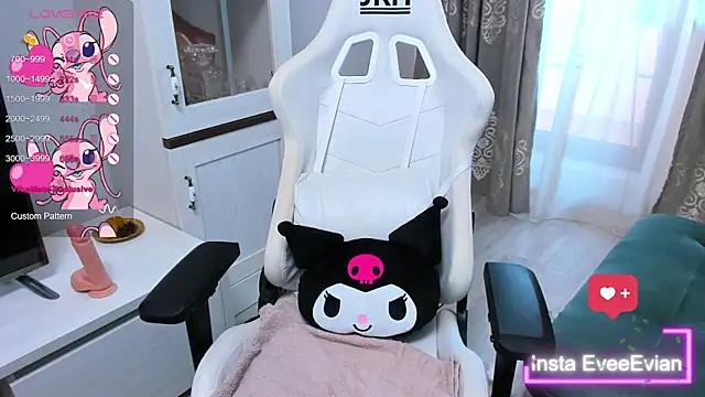 Snapshot of EveEvian chatting on March 2025 02:40:02 PM EveEvian online show from March 2025 02:40:02 PM