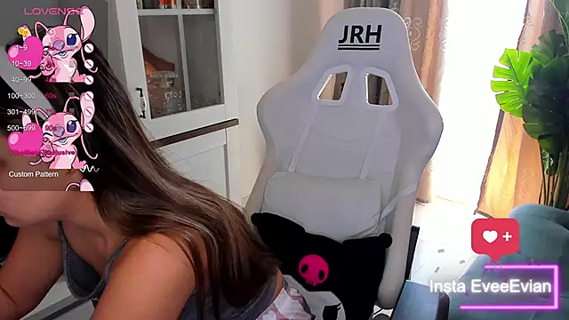 Snapshot of EveEvian chatting on March 2025 10:15:02 AM EveEvian online show from March 2025 10:15:02 AM