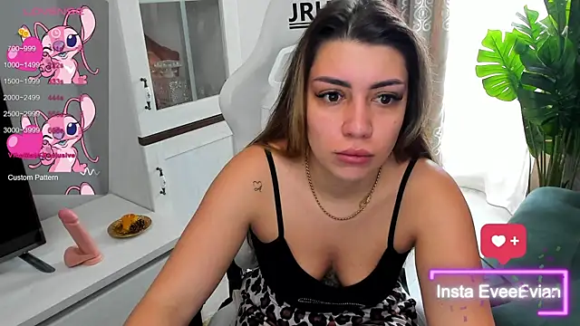 Snapshot of EveEvian chatting on March 2025 10:15:02 AM EveEvian online show from March 2025 10:15:02 AM